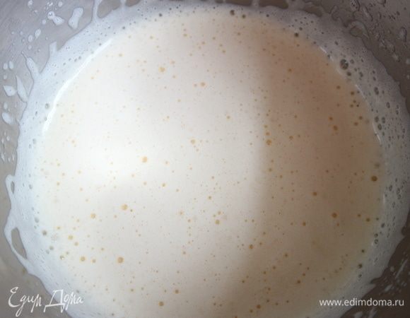Яичная масса взбита, теперь ее надо соединить со сливочной массой.