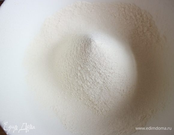 Просеять муку с разрыхлителем.