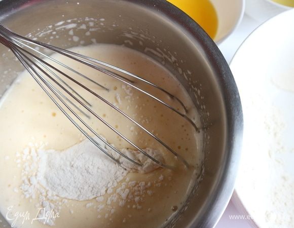 Вмешать постепенно венчиком муку в яично-сливочную массу.