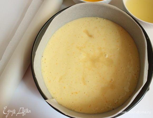 Дно и борта формы (диаметром 21 см) закрыть бумагой для выпечки. Заполнить форму тестом. Выпекать 30–35 минут.