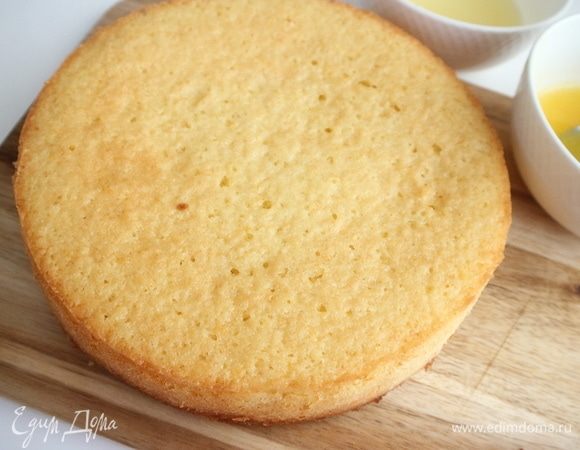 Вынуть пирог из духовки, дать немного остыть, освободить от формы. После того, как сняты борта формы, накрыть пирог сверху дощечкой, перевернуть, снять дно формы и бумагу, перевернуть обратно.