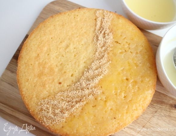 Одну часть пирога пропитать из ложки лимонным соком, другую апельсиновым.