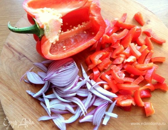 Опять часто используемые в моих рецептах овощи: красный лук и паприка. Нарезать соломкой.