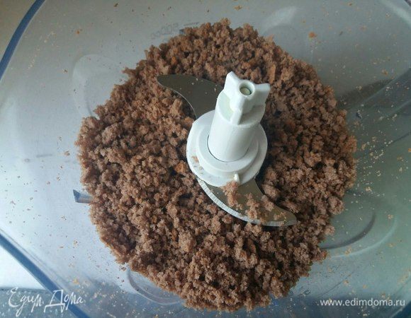 Измельчить бисквит в крошку.