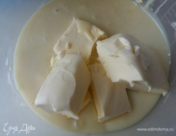 Сделать крем для пирожных. Для этого взбить сливочное масло со сгущенным молоком.