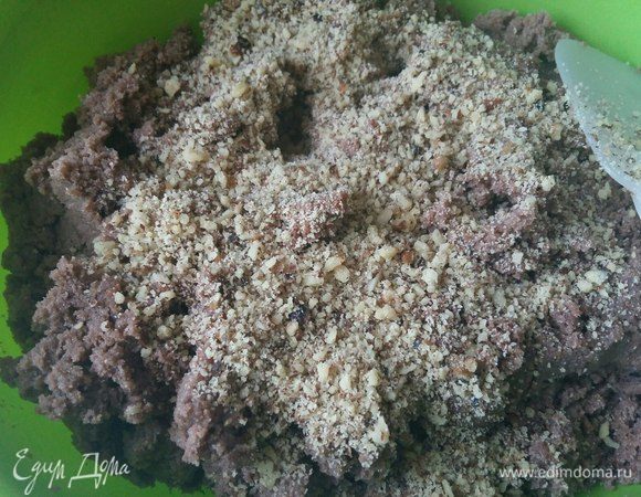 Добавить молотые грецкие орехи. Смешать.