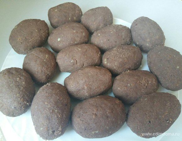 Налепить пирожные. Получилось 16 штучек, но зависит от размера. Убрать на 1–2 часа в холодильник.