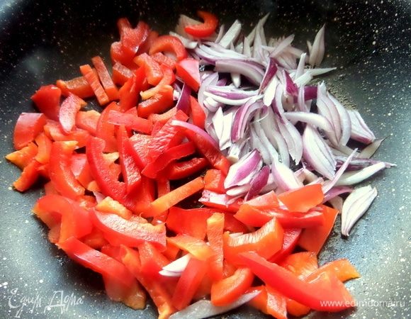 Слегка обжарить на растительном масле, помешивая.