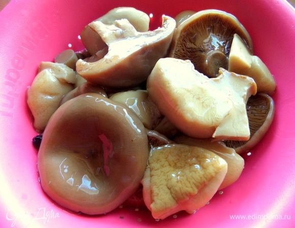 Грибы маринованные (в оригинале шампиньоны), у меня лесные, дать стечь. Примерно половина 0,5-литровой баночки.