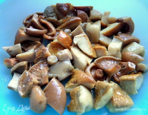 Нарезать мелкие шляпки на четверти, другие — как на укус, чтобы удобнее кушать.