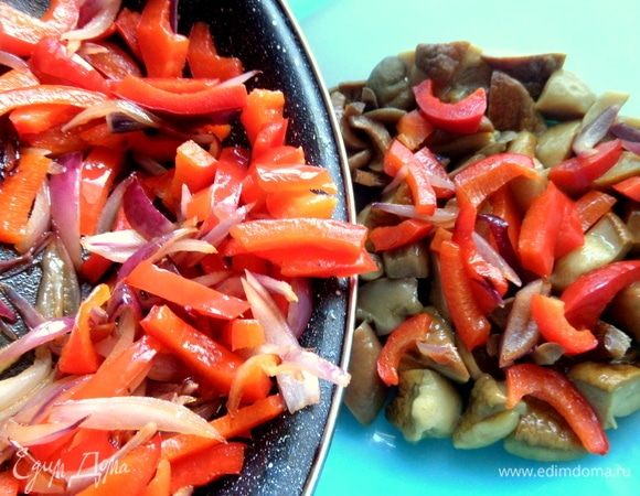 Пассерованные овощи переносим в миску с грибами.