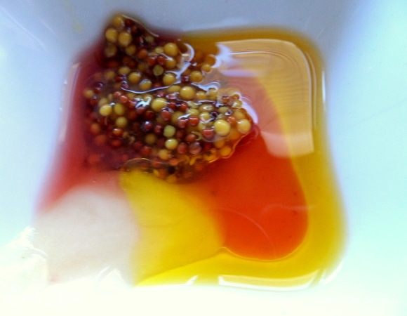 Смешать заправку отдельно. В оригинале апельсиновый сок вместо лимонного и уксус белый.