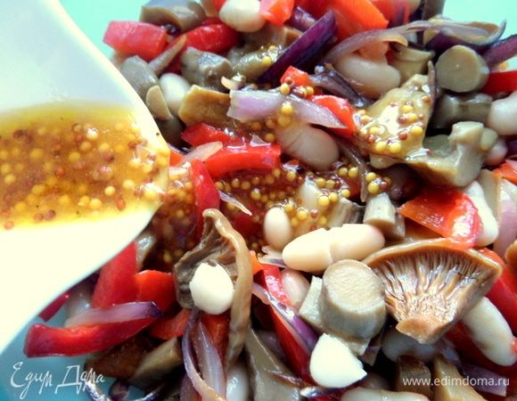 Влить заправку в салат.