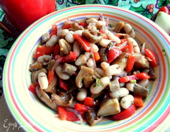 Перемешать, дать постоять несколько минут салатику.