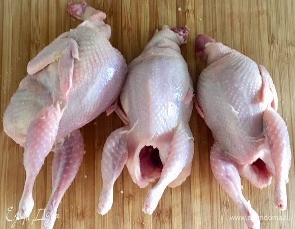 Вот они, наши птички-малышки. На самом деле, несмотря на их миниатюрный вид, перепелки довольно мясистенькие птицы, поэтому я всегда рассчитываю одну птичку на одного человека. Итак, перепелок помыть и обсушить бумажным полотенцем.