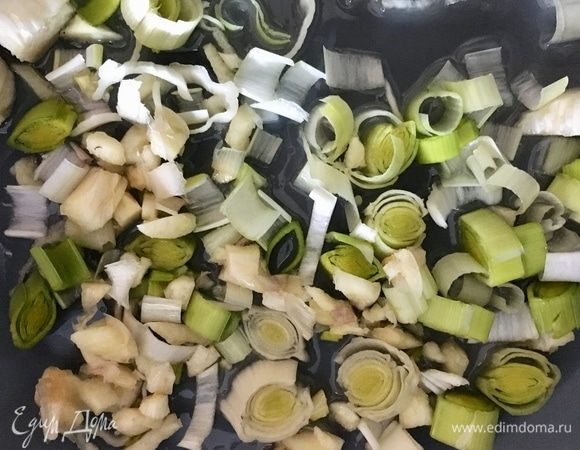 Итак, разогреть в сковороде ложку растительного масла и обжарить до прозрачности лук-порей.