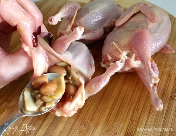 Теперь, сделав немного разрез до кости в тушке каждой перепелки (как на фото), чайной ложечкой начиняем каждую птичку. Старайтесь побольше начинки вместить в нее, она очень вкусная и ароматная!