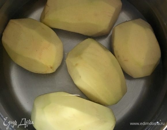 Теперь быстро почистим картофель. Картошечка получается в этом блюде ну просто пальчики оближешь. Советую готовить сразу побольше, будут просить — проверено!