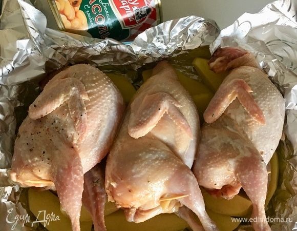 На картофель выкладываем зафаршированных птичек. Я их еще, конечно, и сверху посолила, поперчила и смазала немного сметаной для загорелой корочки. Закрыть карман из фольги и отправить в разогретую до 180–200°C духовку, примерно на 45 минут. Время от времени переворачивать перепелок с боку на бок, поливая их и картошечку выделяющимся соком. Последние 10 минут я фольгу раскрыла для придания аппетитной корочки у перепелок.