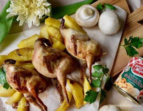 Блюдо готово! Подавать тут же, пока птички и картошечка горячие. С пылу с жару, румяные и загорелые. А пахнут!.. Ароматы аппетитнейшие!