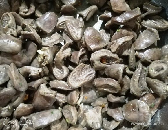 Куриные сердечки промойте, удалите все лишнее, разрежьте на 4 части. Опустите в кипящую воду и варите 20 минут. В конце варки посолите по вкусу. Остудите.