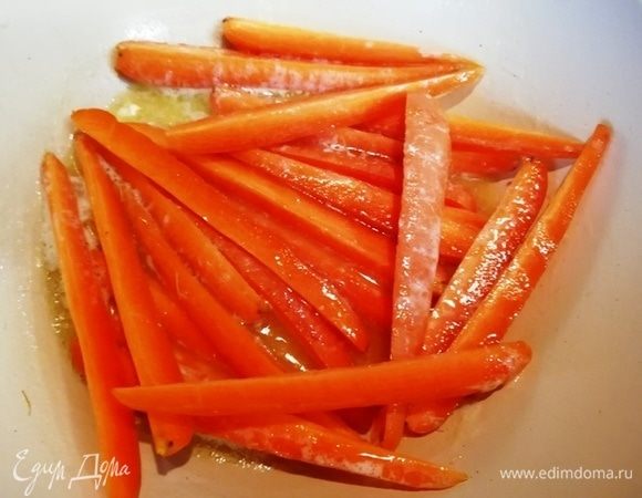 В сотейнике растопите сливочное масло. Морковь нарежьте брусочками и тушите в сливочном масле на среднем огне до мягкости.