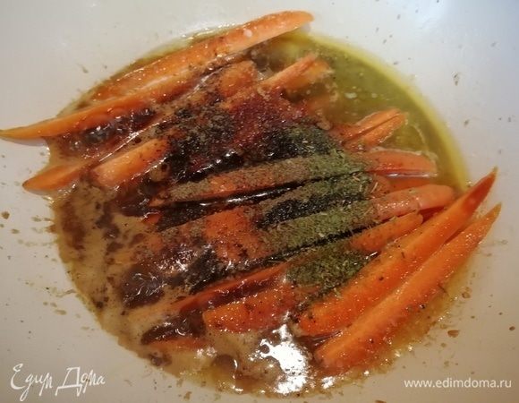 Добавьте соевый соус, 1 ч. л. сахара, кориандр, черный перец, паприку (или специи по вкусу). Прибавьте огонь и обжаривайте около 5 минут.