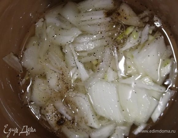 В уксусе, сахаре, соли и воде замаринуйте нарезанный четвертинками лук на 10 минут.