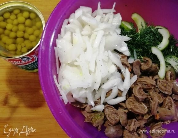 Соедините сердечки, лук, укроп и огурец. Откройте зеленый горошек ТМ «Фрау Марта» и слейте из него жидкость.