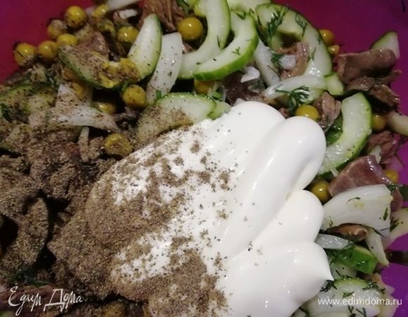 Заправьте салат майонезом, посолите и поперчите по вкусу. Перемешайте.