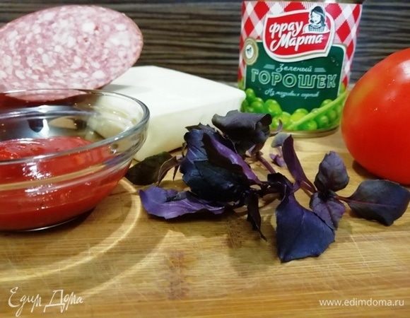 Подготовим все необходимые ингредиенты для начинки. Откроем баночку зеленого горошка ТМ «Фрау Марта» и сольем из него жидкость в емкость, в которой будем замешивать тесто.