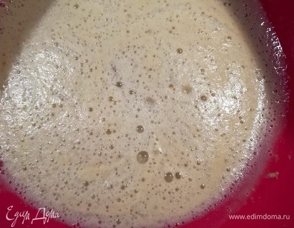 К жидкости от зеленого горошка добавляем теплую воду, дрожжи и оставляем минут на 10, чтобы образовалась шапочка.