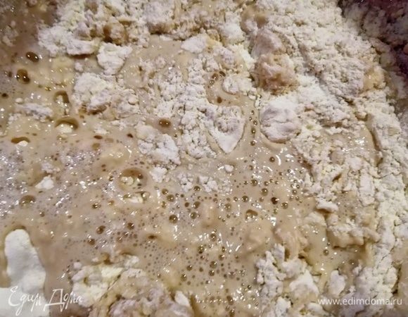 Добавляем муку и замешиваем тесто.