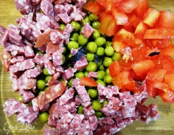 Добавляем к нему нарезанные кубиком колбасу и помидоры, нарезанный базилик.