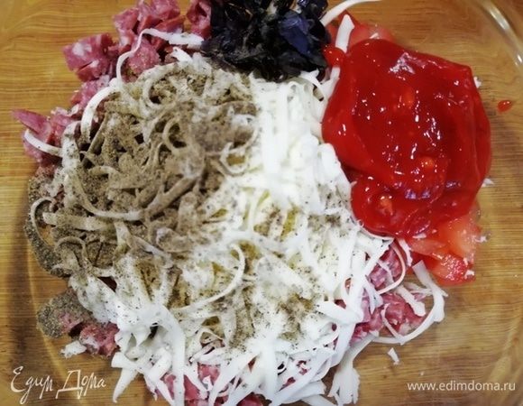 Затем добавляем моцареллу, кетчуп, перец и соль по вкусу.