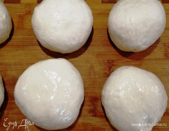 Тесто подошло, делим его на равное количество заготовок. Количество будет зависеть от размера будущих пирожков. У меня получилось 6 довольно крупных пицца-пирожков.