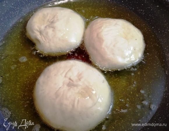 Я обжариваю пицца-пирожки в большом количестве растительного масла. Так они получаются воздушными.