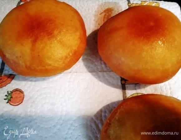 Готовые пирожки выкладываем на бумажное полотенце, чтобы удалить излишки масла.