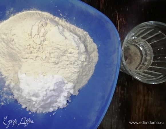 Приготовим тесто. Смешаем крахмал, муку и соль. Добавим воду.