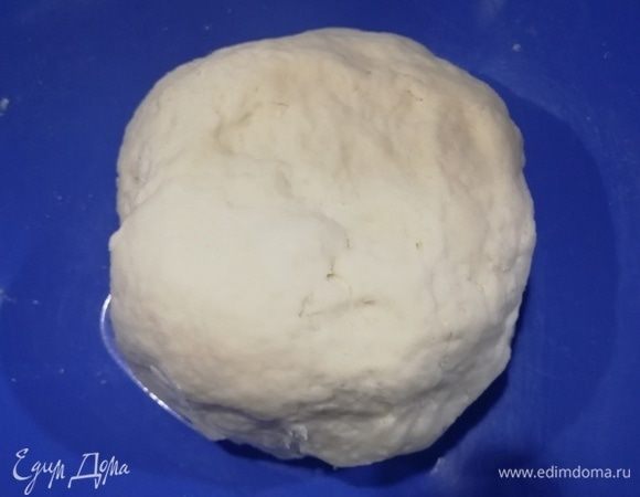 Замесим мягкое, эластичное тесто. Поместим его в полиэтиленовый мешочек, пока готовим начинку.