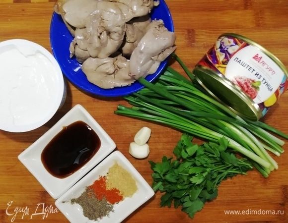Займемся начинкой. Возьмем баночку паштета из тунца ТМ «Магуро», отвареную куриную печень, мягкий творожный сыр, чеснок, зелень, специи и устричный соус.
