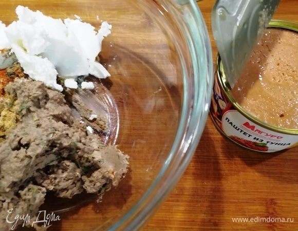 Откроем баночку вкуснейшего паштета из тунца ТМ «Магуро» и добавим к остальной начинке.