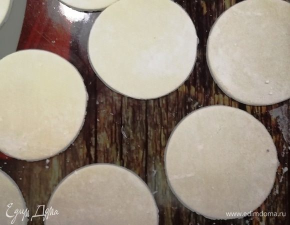 Тесто отдохнуло. Очень тонко раскатываем его на присыпанной крахмалом рабочей поверхности. Делаем одинаковые заготовки.
