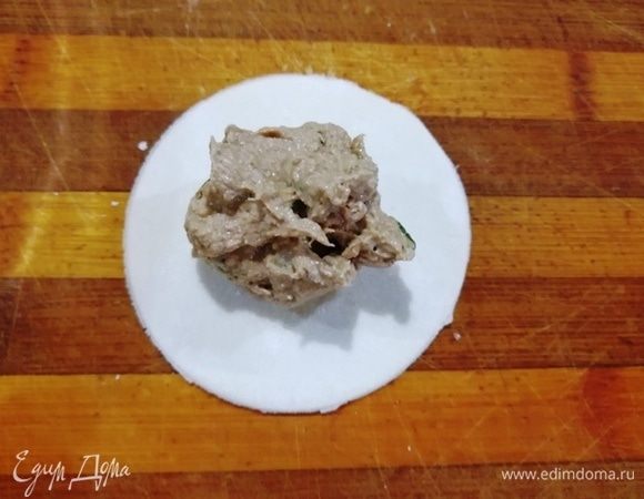 В центр каждой лепешечки кладем начинку.