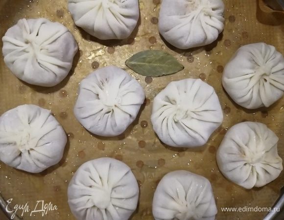 Готовые гедза выкладываем в пароварку или в мантоварку. Варим 10–13 минут. Тесто станет практически прозрачным, но прочным.