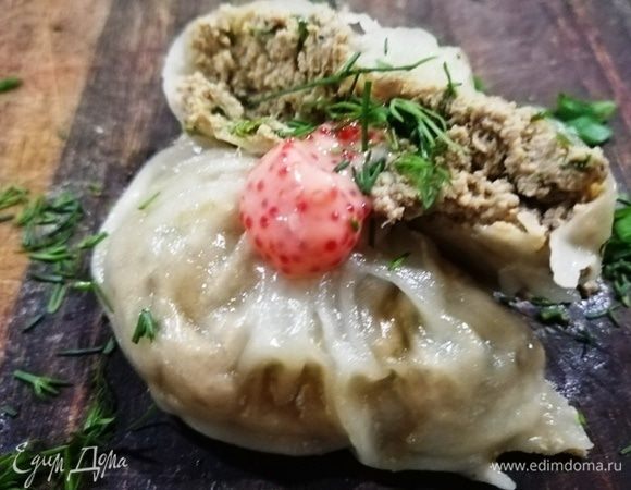 Еще горячий пельмешек разрезаем и видим, как много в нем вкуснейшей начинки.