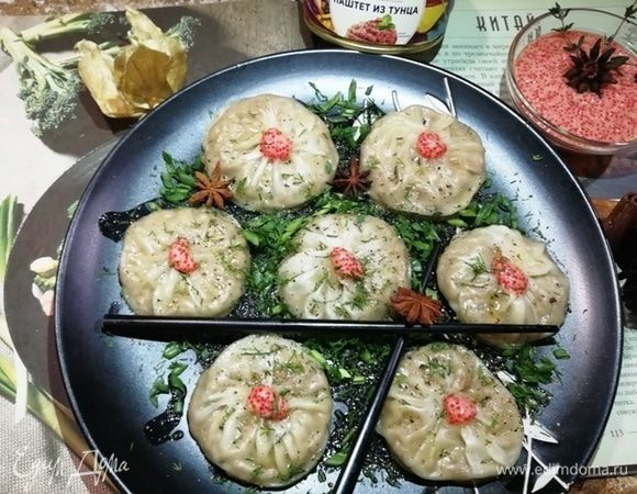 Подаем гедза к столу, украсив соусом и зеленью.