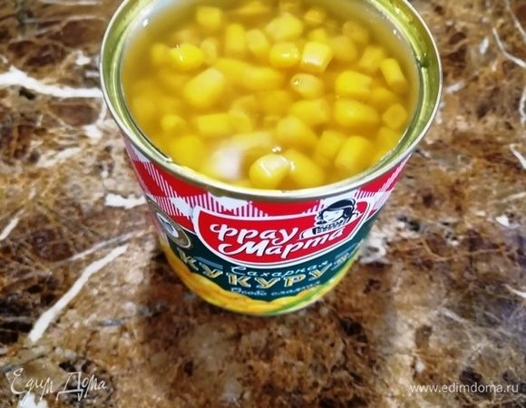 Откроем баночку сахарной кукурузы ТМ «Фрау Марта». Жидкость не сливаем.
