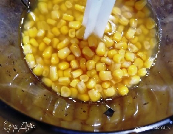 Помещаем всю кукурузу вместе с жидкостью в чашу кухонного комбайна и измельчаем.