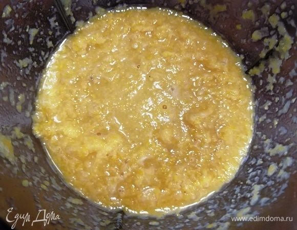 Не обязательно измельчать до однородности, вкрапления кусочков кукурузы придадут багету пикантность.